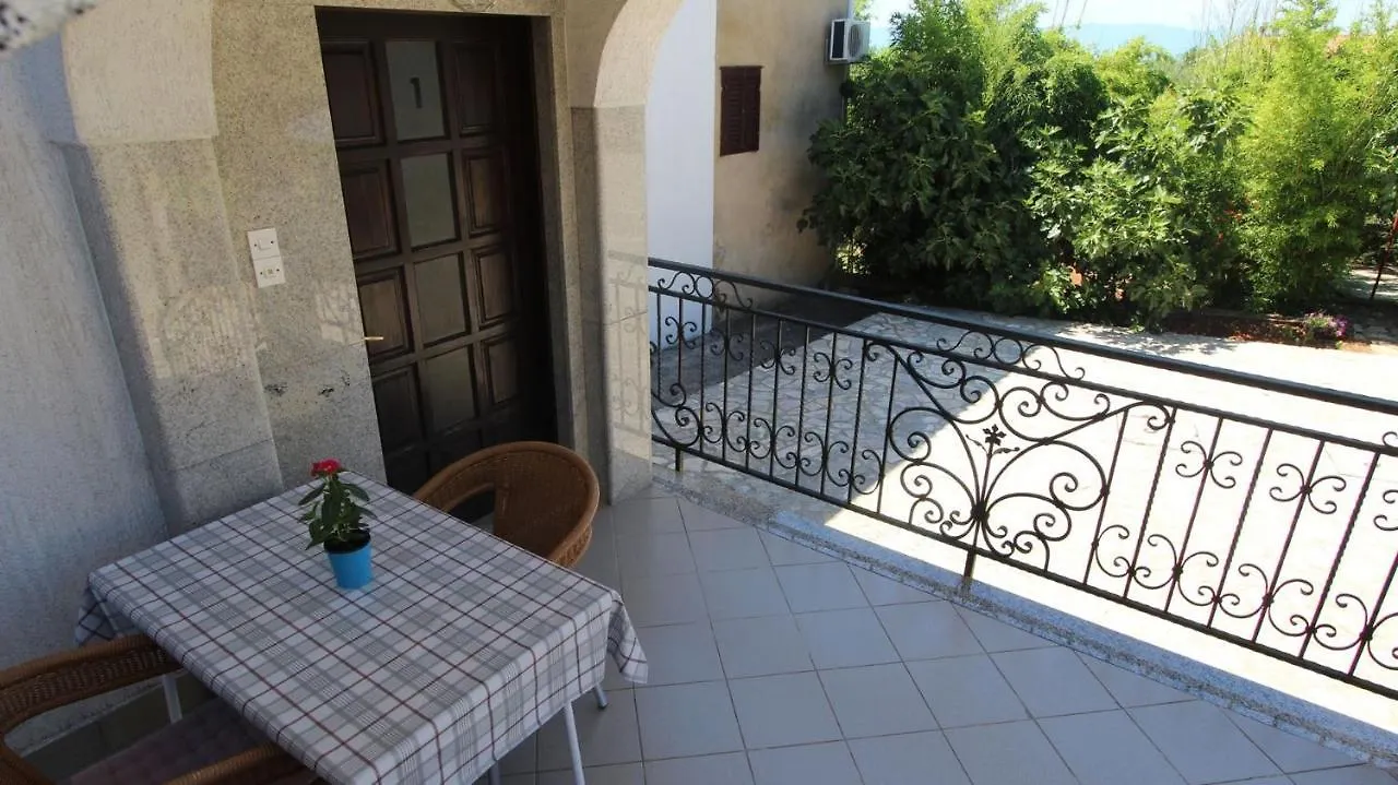 Apartments Eva Malinska Guest house