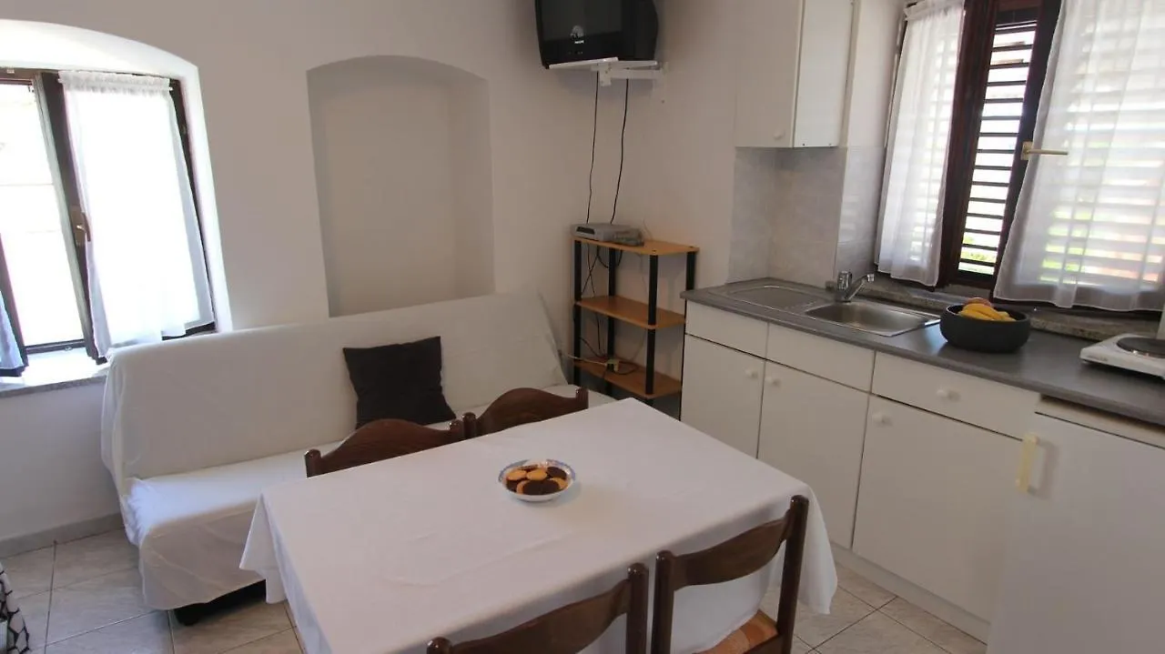 Apartments Eva Malinska Guest house